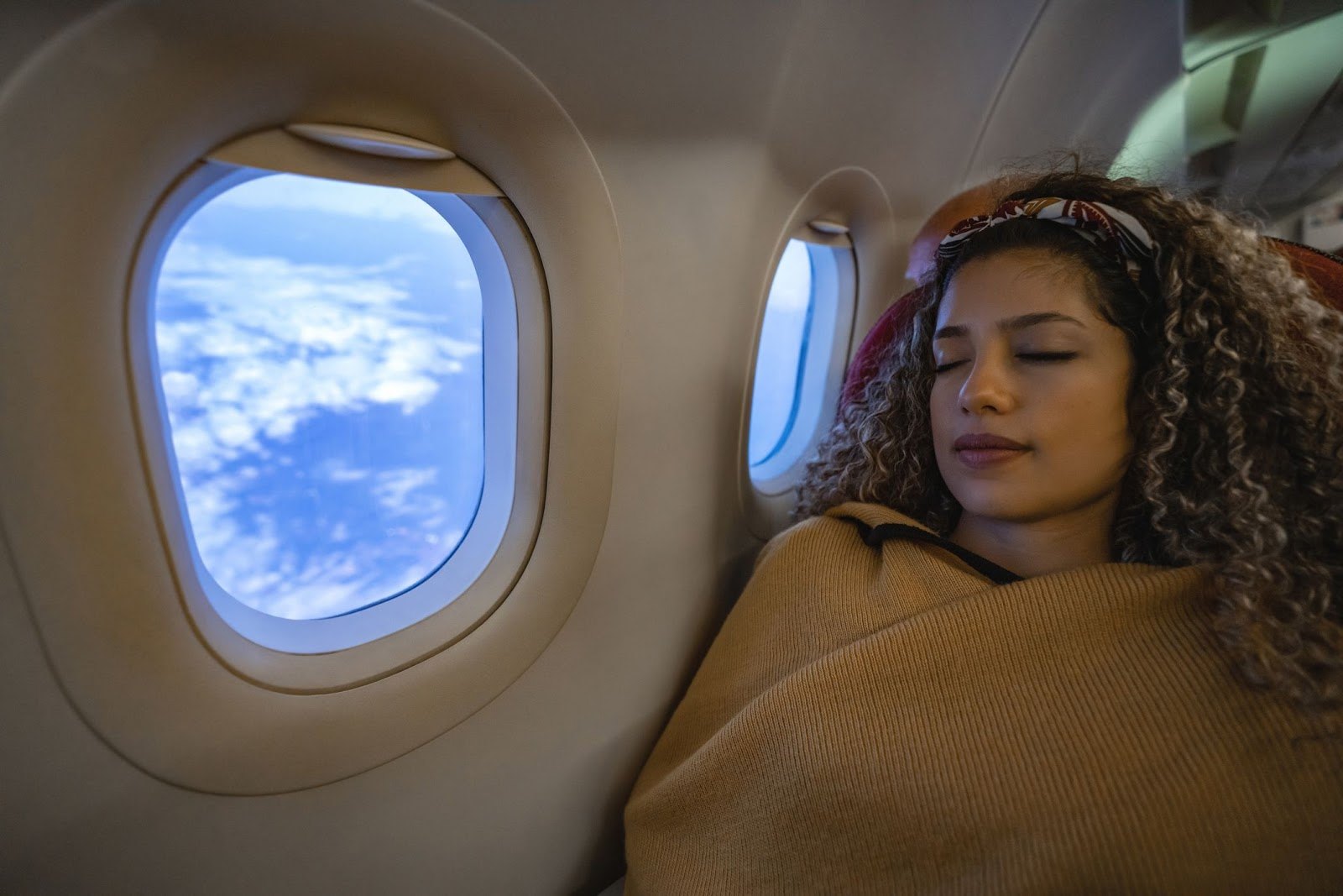 Estos son los artículos que los viajeros siempre deben llevar en el avión